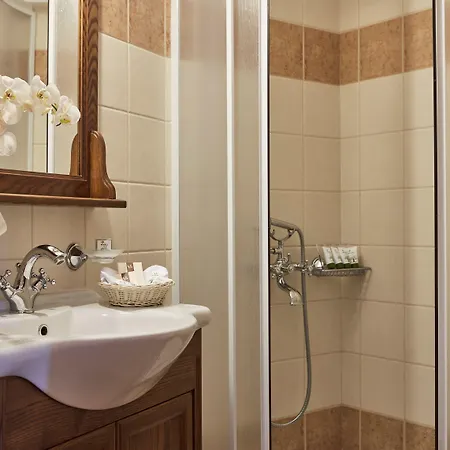 Dryades And Hotell Agios Lavrentios